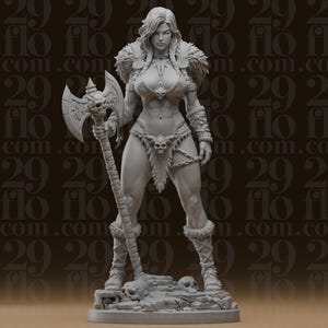 Op de afbeelding: Een grijs hars miniatuurbeeldje van een krijger die op een rotsachtige basis met schedels staat. Het figuur draagt een met bont afgezette harnas, een lendendoek met een schedelaccent en houdt een grote strijdbijl met een schedel vast.