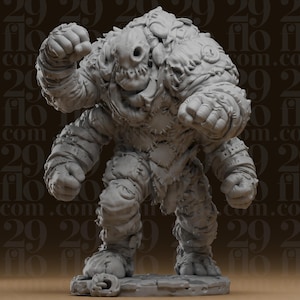 Könnte beinhalten: Eine graue, unbemalte Miniaturfigur aus Harz, die eine wuchtige Kreatur mit vier Armen und einer vernähten, patchworkartigen Körperstruktur darstellt. Die Figur hat einen runden, maskenartigen Kopf mit hohlen Augenhöhlen und steht auf einem runden Sockel.