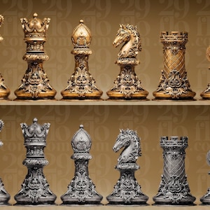 Könnte beinhalten: Ein Satz verzierter Schachfiguren in Gold- und Silbertönen. Die Figuren umfassen Könige, Damen, Läufer, Springer und Türme, alle mit detaillierten Schnitzereien. Das Schachspiel wird auf einem Regal präsentiert, das das aufwendige Design zeigt.