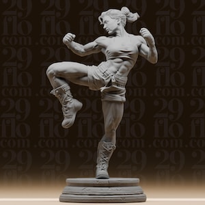 Puede incluir: Una escultura detallada de una mujer en una pose de artes marciales. La figura lleva pantalones cortos y botas, con los brazos levantados en posición defensiva. La escultura está sobre una base redonda y es de color neutro.