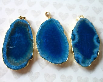 Colgante de ágata azul agrietada con drusa y borde dorado (40-60 mm)