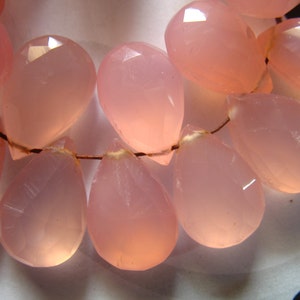 Puede incluir: Una hebra de cuentas de piedra preciosa de calcedonia rosa en forma de l&aacute;grima. Las cuentas est&aacute;n enhebradas en un alambre y son transl&uacute;cidas.