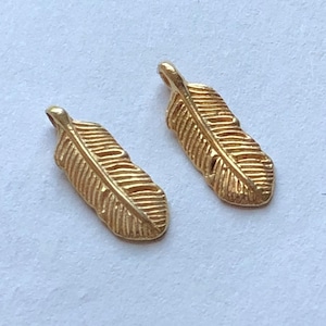 フェザーチャームペンダント、24Kゴールドヴェルメイユ、16.5 x 6 mm、職人手作り、卸売天然オーガニック鳥羽根ソロ f16 gdc