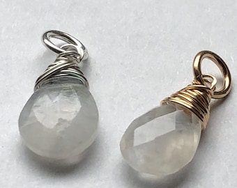 Puede incluir: Dos colgantes de piedra lunar en forma de lágrima, uno con alambre de plata y otro con alambre de oro.