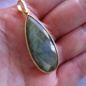 Charm pendentif avec lunette, LABRADORITE, argent sterling plaqué 24 carats, 41 x 16 mm, larme Pendentif en forme de larme en gros gcp5 gp