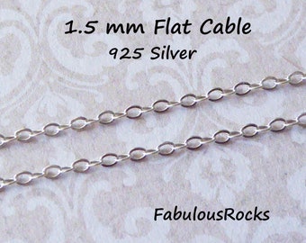 Puede incluir: Dos hebras de cadena de cable plano de 1,5 mm hechas de plata de ley 925. La cadena es un diseño clásico de cable con eslabones ovalados. La cadena se muestra sobre un fondo blanco con el texto "1.5 mm Flat Cable 925 Silver" y "FabulousRocks" visible.