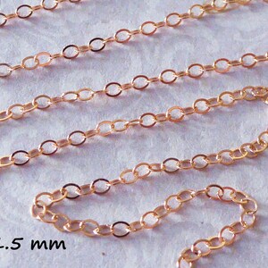 Puede incluir: Primer plano de una cadena de oro rosa con eslabones ovalados. La cadena tiene 1,5 mm de ancho.
