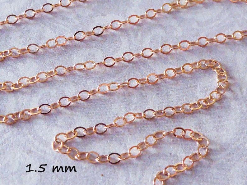 Puede incluir: Primer plano de una cadena de oro rosa con eslabones ovalados. La cadena tiene 1,5 mm de ancho.