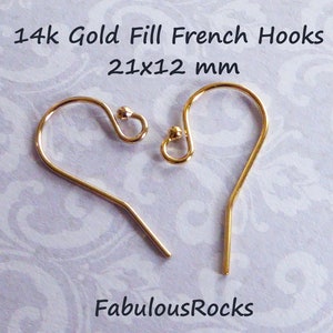 Puede incluir: Dos ganchos franceses de oro de 14 quilates, cada uno mide 21x12 mm. Los ganchos están hechos de alambre de oro relleno y tienen un acabado liso y pulido.