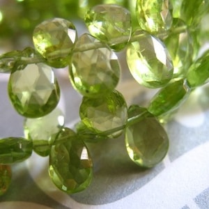 2-10 pcs, PERIDOT Pear Briolettes, 7-8 mm, Luxe AAA, Grand-mère Apple Green, facettée, August birthstone wholesale gem beads 78 image 1