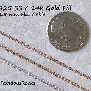 Puede incluir: Tres cadenas de diferentes metales: plata, chapado en oro y oro rosa. Las cadenas son de cable plano de 1,5 mm y se colocan sobre una superficie blanca junto a una moneda de diez centavos de d&oacute;lar estadounidense para comparar el tama&ntilde;o. El texto "925 SS / 14k Gold Fill 1.5 mm Flat Cable" est&aacute; en la parte superior de la imagen. El texto "FabulousRocks" est&aacute; en la parte inferior de la imagen.