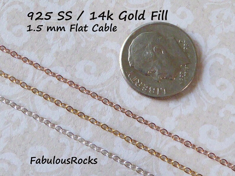 Puede incluir: Tres cadenas de diferentes metales: plata, chapado en oro y oro rosa. Las cadenas son de cable plano de 1,5 mm y se colocan sobre una superficie blanca junto a una moneda de diez centavos de d&oacute;lar estadounidense para comparar el tama&ntilde;o. El texto "925 SS / 14k Gold Fill 1.5 mm Flat Cable" est&aacute; en la parte superior de la imagen. El texto "FabulousRocks" est&aacute; en la parte inferior de la imagen.