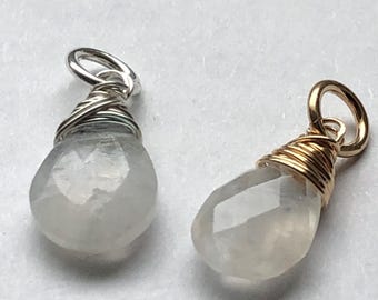 Puede incluir: Dos colgantes de piedra lunar en forma de lágrima, uno con un envoltorio de alambre plateado y otro con un envoltorio de alambre dorado.