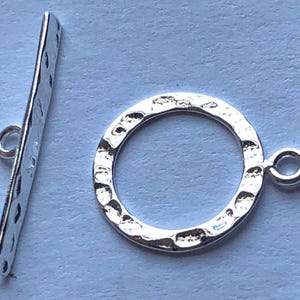 ハンマー加工サークル、スターリングシルバートグルクラスプ、17.5 x 14 mm、ミディアムサイズ、卸売オーガニッククラシックシンプル.. t12