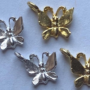 Puede incluir: Cuatro abalorios de mariposa, dos plateados y dos dorados, con un dise&ntilde;o detallado. Los abalorios son perfectos para la elaboraci&oacute;n de joyas o para a&ntilde;adir un toque de fantas&iacute;a a cualquier proyecto.
