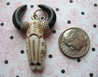 Carved Bone Longhorn Skull Pendant, Boho Artisan Charm (25x40 mm)
