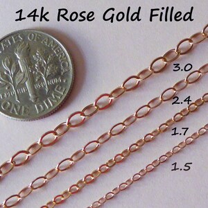 Puede incluir: Cuatro tama&ntilde;os diferentes de cadena de oro rosa de 14 quilates, comparados con una moneda de diez centavos de los Estados Unidos. Las cadenas tienen 1,5 mm, 1,7 mm, 2,4 mm y 3,0 mm de ancho.