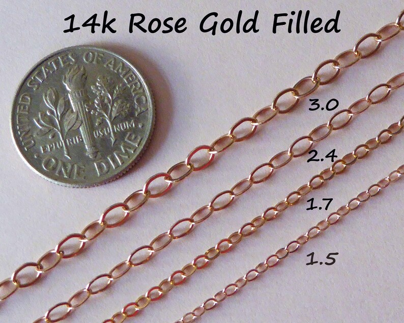Puede incluir: Cuatro tama&ntilde;os diferentes de cadena de oro rosa de 14 quilates, comparados con una moneda de diez centavos de los Estados Unidos. Las cadenas tienen 1,5 mm, 1,7 mm, 2,4 mm y 3,0 mm de ancho.