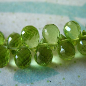 2-10 pcs, PERIDOT Pear Briolettes, 7-8 mm, Luxe AAA, Grand-mère Apple Green, facettée, August birthstone wholesale gem beads 78 image 4