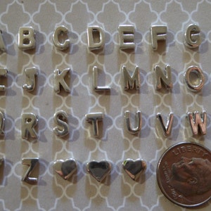 Dijes con letras del alfabeto en plata de ley o bañado en oro, 7 mm, para joyería personalizada para parejas y familias.