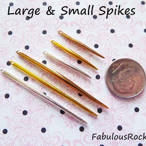 Puede incluir: Seis pinchos metálicos de diferentes tamaños, incluyendo oro y plata, están dispuestos sobre un fondo blanco con lunares negros. Una moneda de diez centavos de dólar estadounidense se incluye para la comparación de tamaño. El texto "Large & Small Spikes" y "FabulousRocks" es visible en la imagen.