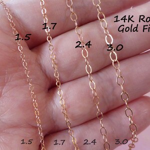 Puede incluir: Cuatro tama&ntilde;os diferentes de cadena de oro rosa de 14 quilates, 1,5 mm, 1,7 mm, 2,4 mm y 3,0 mm. Las cadenas est&aacute;n dispuestas sobre una mano, mostrando el tama&ntilde;o relativo de cada cadena.