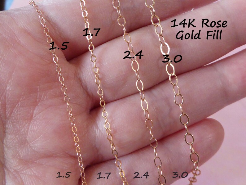 Puede incluir: Cuatro tama&ntilde;os diferentes de cadena de oro rosa de 14 quilates, 1,5 mm, 1,7 mm, 2,4 mm y 3,0 mm. Las cadenas est&aacute;n dispuestas sobre una mano, mostrando el tama&ntilde;o relativo de cada cadena.