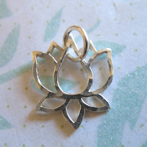 Silver LOTUS Charms Pendants, Sterling Silver, LOTUS OUTLINE / 1-10 pcs, 16.5x16 mm, Hammered, wholesale findings yoga art gdc