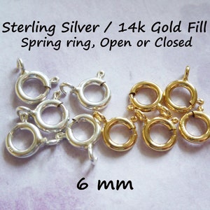 Puede incluir: Primer plano de 6 mm de anillos de resorte de plata de ley y oro de 14 quilates. Los anillos están abiertos o cerrados. Plata de ley / Oro de 14 quilates Anillo de resorte, abierto o cerrado 6 mm