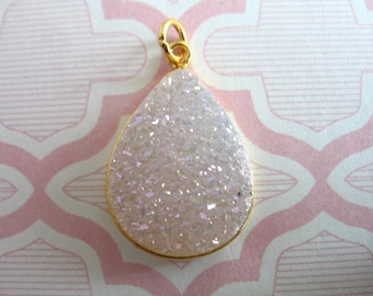 Ciondolo a forma di goccia in vermeil drusy in oro 24k: rivestito in titanio bianco (24 x 16 mm)