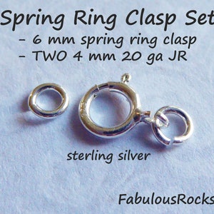Puede incluir: Juego de cierre de anillo de resorte de plata de ley, que incluye un cierre de anillo de resorte de 6 mm y dos anillos de salto de 4 mm. Los anillos de salto son de calibre 20.