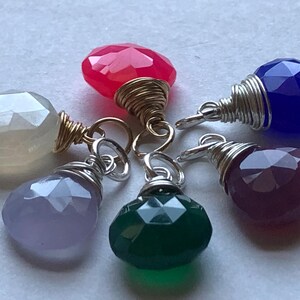Pendentif à breloques en calcédoine, fil torsadé