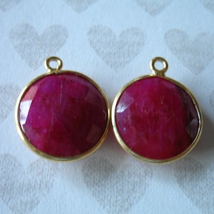 Rubin ädelstenshänge berlock: 24k guldpläterad bezel (20 x 16 mm)