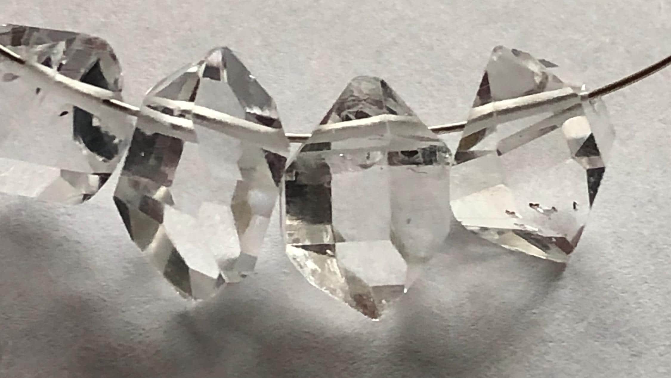 トップドリル加工のハーキマーダイヤモンドナゲット：原石のクリスタル