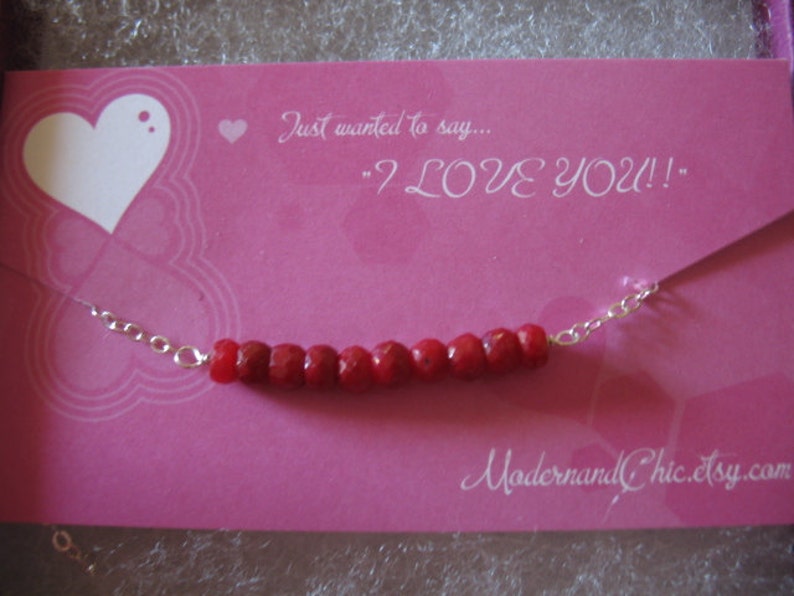 Puede incluir: Una tarjeta rosa con un coraz&oacute;n blanco y el texto "Just wanted to say... "I LOVE YOU!"  Una cadena plateada con cuentas rojas est&aacute; encima de la tarjeta. El texto "ModernandChic.etsy.com" est&aacute; en la parte inferior de la tarjeta.