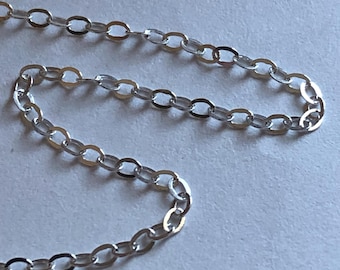 Puede incluir: Un collar de cadena de plata con un delicado diseño de eslabones ovalados.