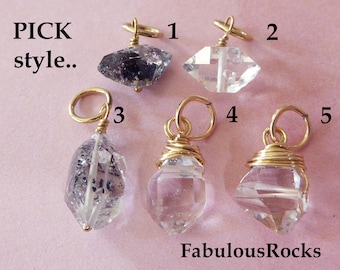 Op de afbeelding: Vijf verschillende stijlen van heldere kwartskristal hangers met gouden draadwikkeling. De hangers zijn genummerd van 1 tot en met 5. De tekst "PICK style..." en "FabulousRocks" is zichtbaar in de afbeelding.