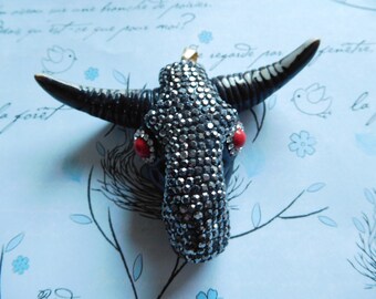 Clearance..Bull Head Skull Cow Head Longhorn Skull Pendant Charm / LARGE, Resin with Rhinestones boho bohemian, wholesale ap80.1 pp solo