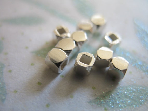 100 Perline Distanziali Placcate Argento 925 – Cubetti Metallici Sfaccettati 3mm, Ottone, Foro 1.4mm, Ideali Per Creazione Gioielli Fai Da Te
