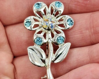 Spilla vintage firmata dal designer Coro blu pallido AB strass grande fiore e foglie spilla di strass qualcosa di blu spedizione gratuita USA - Italia