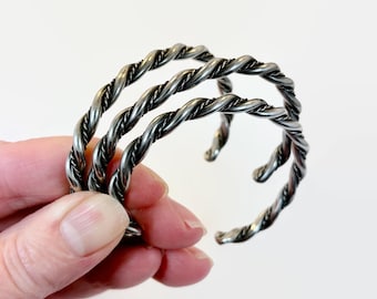 Conjunto de 3 pulseiras vintage, raras, estilo nativo americano, em prata de lei, para pulsos finos, com padrão torcido, ideais para usar juntas.