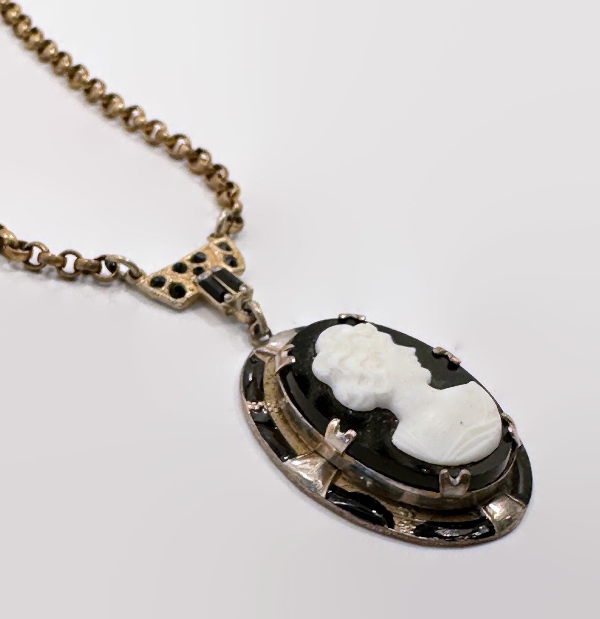 ヴィンテージカメオネックレス：ブラック＆ホワイトガラス、ゴールド