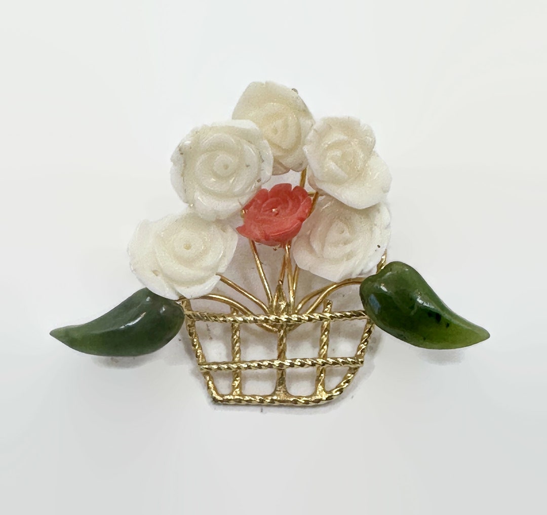珊瑚 本さんご ブローチ 珊瑚 花 彫刻 翡翠 葉 彫刻 フラワーモチーフ 珊瑚 本さんご ブローチ 珊瑚 花 彫刻 翡翠 葉 彫刻 フラワーモチーフ
