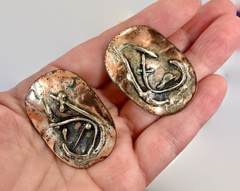 Brutalistische koperen sterlingzilveren clipoorbellen: abstracte sieraden van gemengd metaal