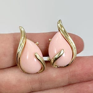 Vintage Pink Thermoset Earrings: Gold Tone Teardrop Clip-Ons