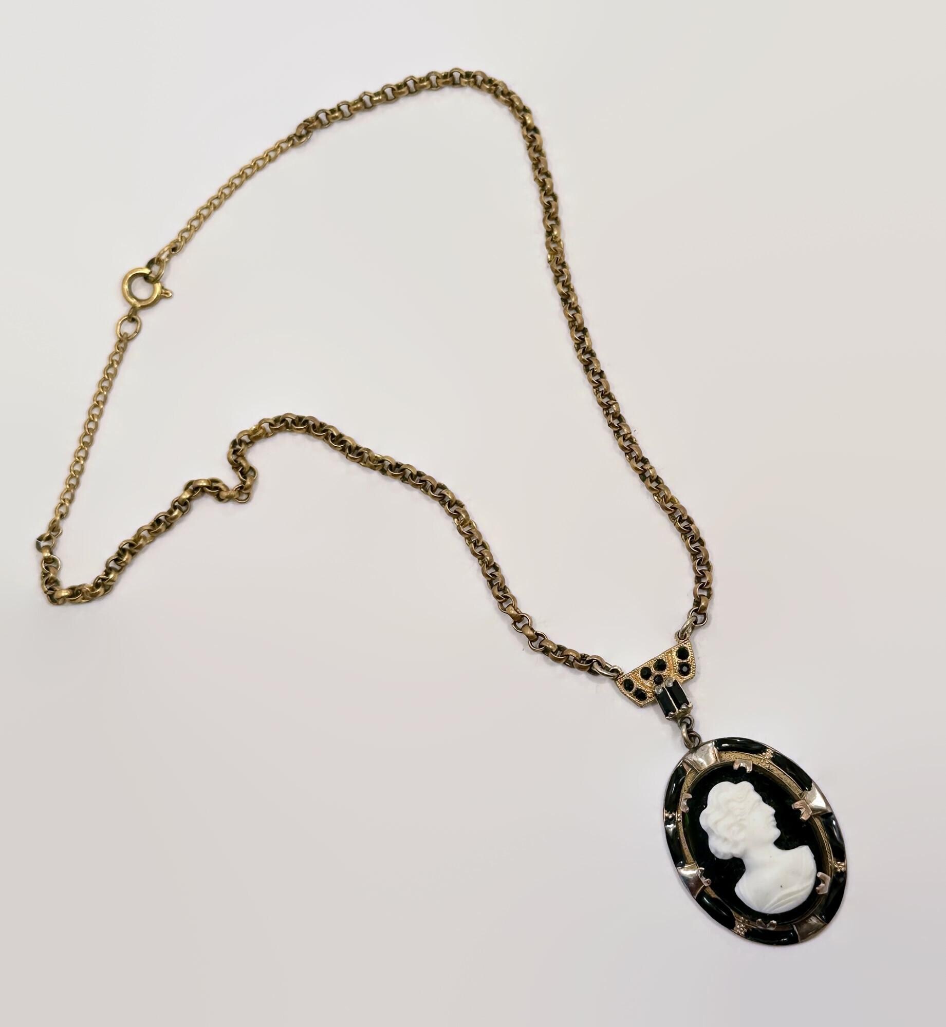 ヴィンテージカメオネックレス：ブラック＆ホワイトガラス、ゴールド