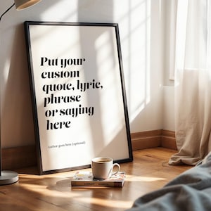 Könnte beinhalten: Rustikales Holzschild mit dem Text "Welcome to our home" in weißer Schrift. Das Schild hat eine Used-Optik und ein schlichtes, einladendes Design, ideal für die Eingangsbereichsdekoration.