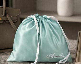 Saco de cetim para guardar a bolsa, personalizada com bordado exclusivo - cor menta