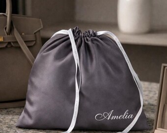 Saco de cetim para guardar bolsas, sapatos e acessórios, personalizado e na cor cinza.