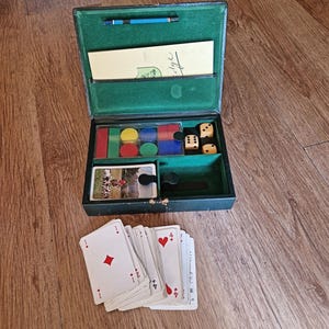 Mallette, boite jeux de cartes bridge avec deux jeux de cartes chevaux, jetons et dés vintage collection joueur cartes